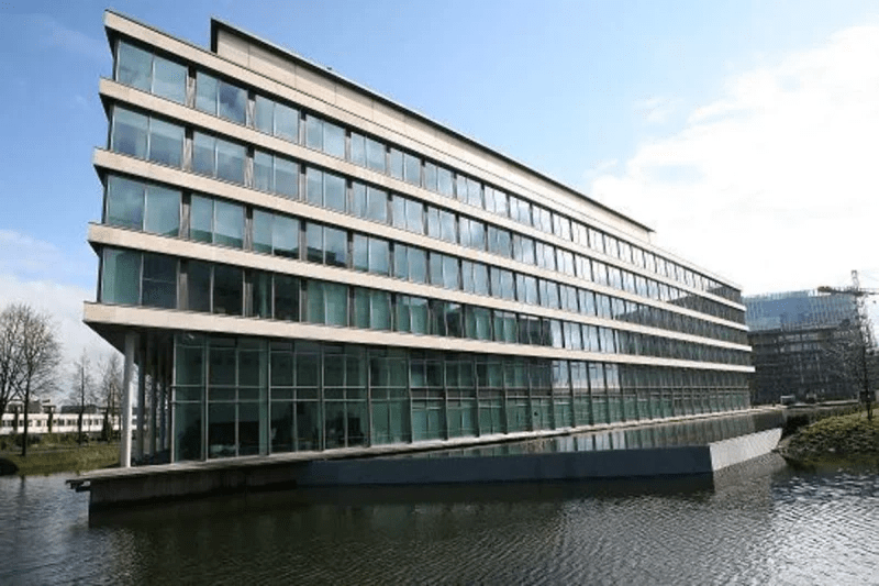 Modern kantoorgebouw met glazen gevel aan het water